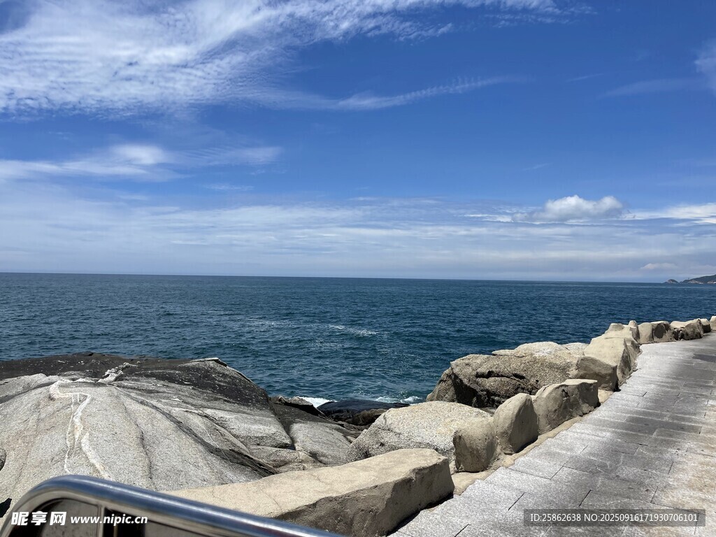海边石径与辽阔蔚蓝大海