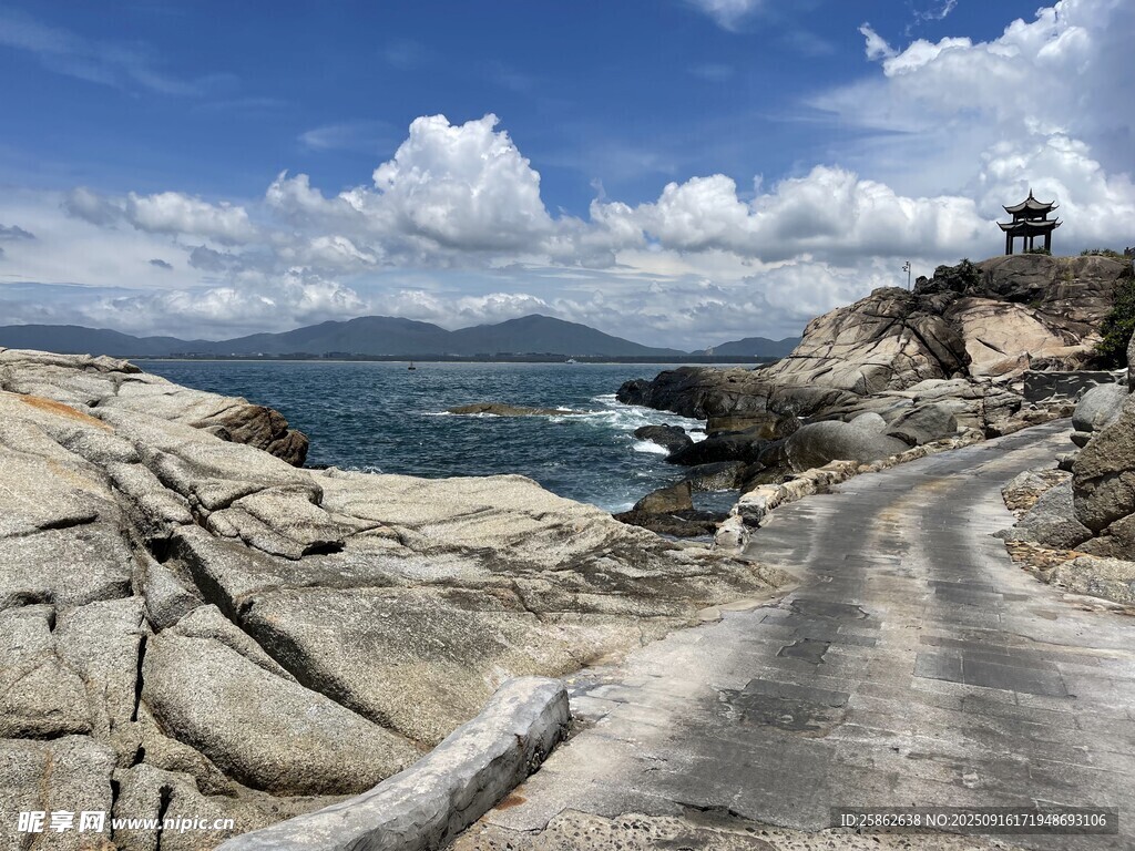海边崎岖石径与壮阔海景