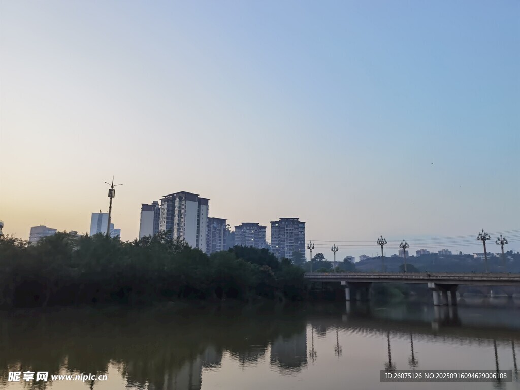 河畔城市风光静谧美好