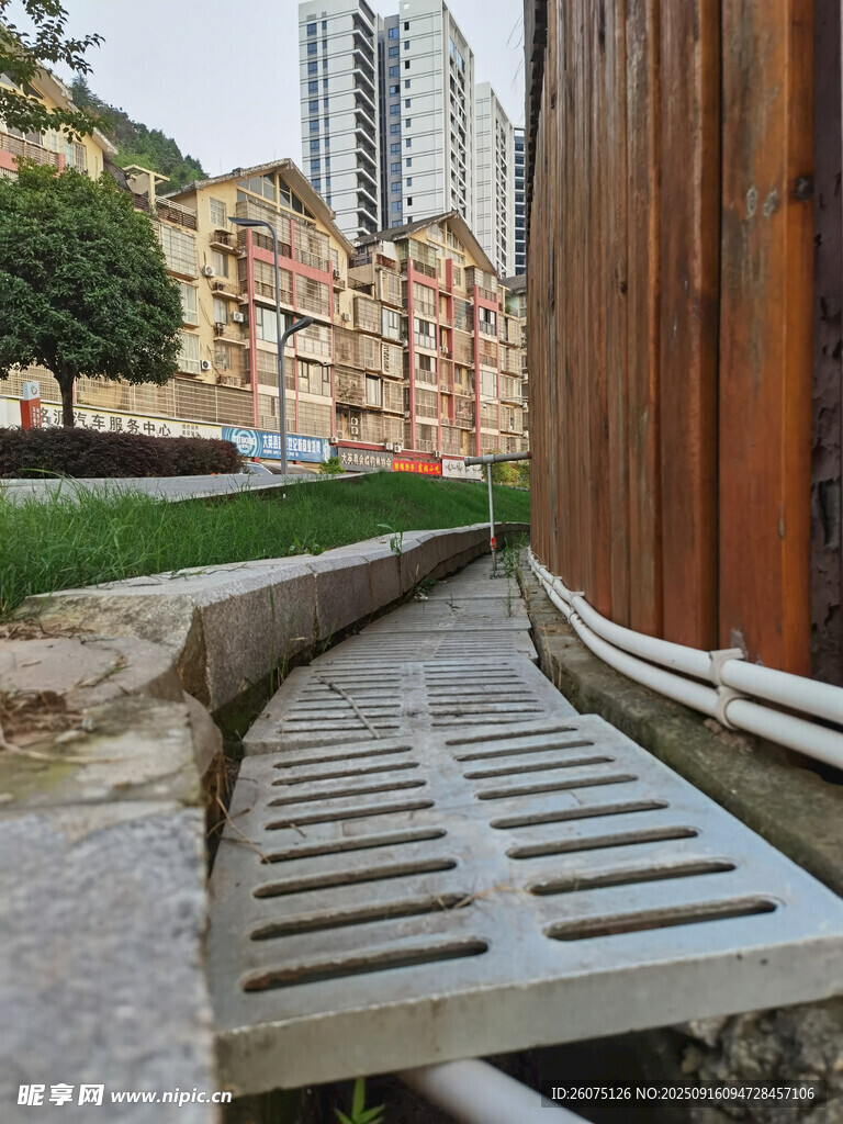 户外木质封面与城市景观