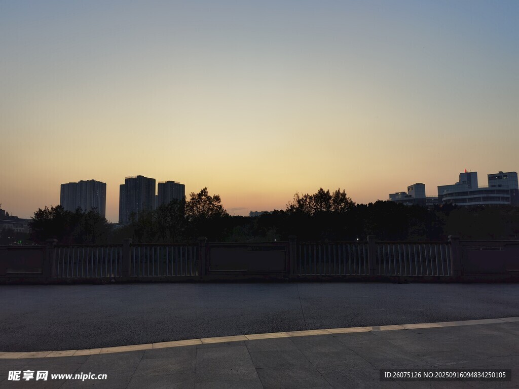 城市黄昏下的空旷道路