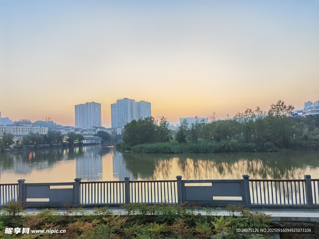 湖畔黄昏景城市与自然相融