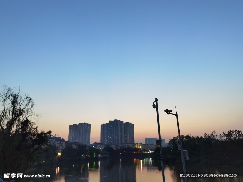 城市河畔黄昏景致