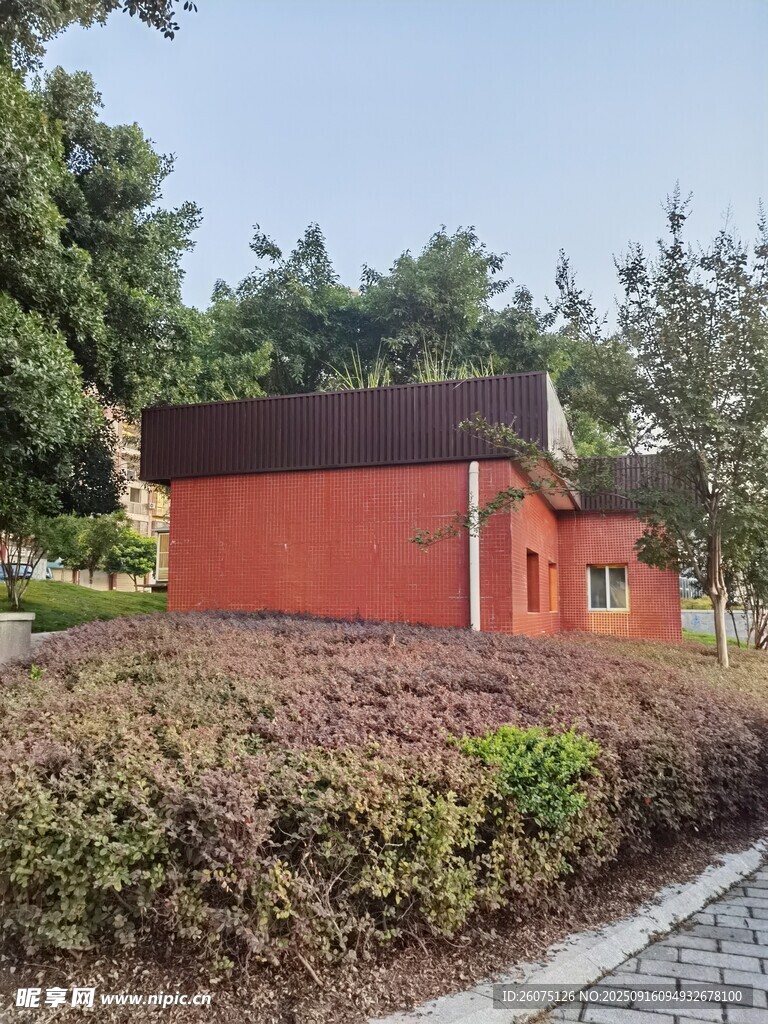 红墙小屋旁的绿植景观