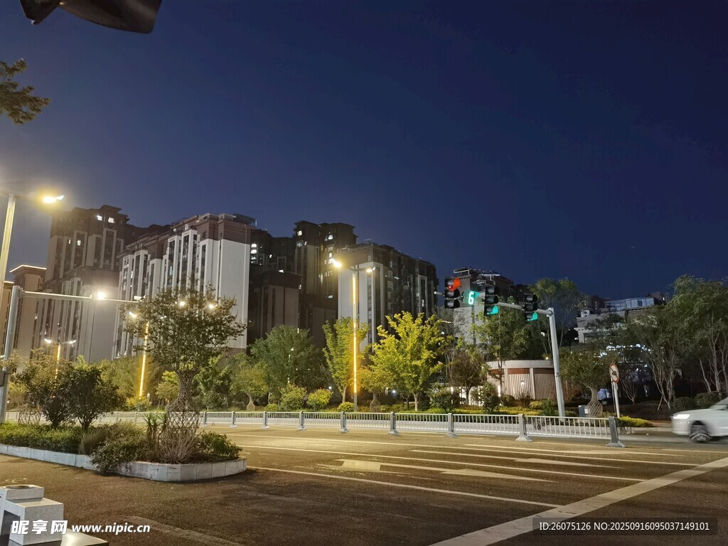 夜晚城市街道景观