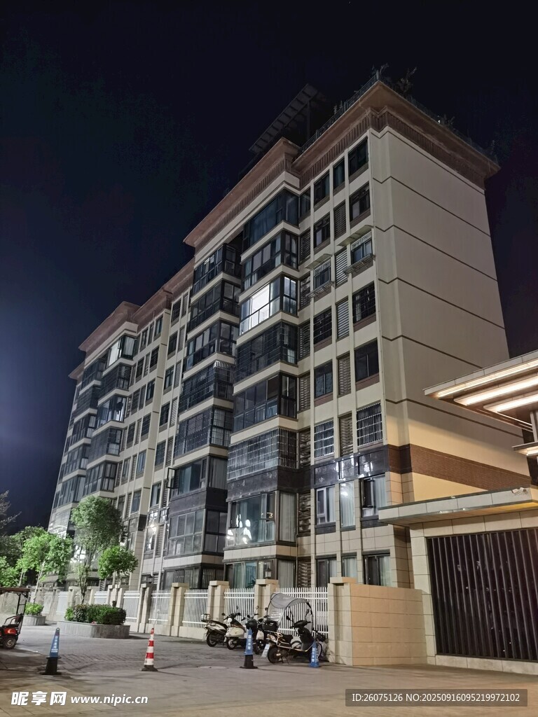 夜晚高层住宅楼外观
