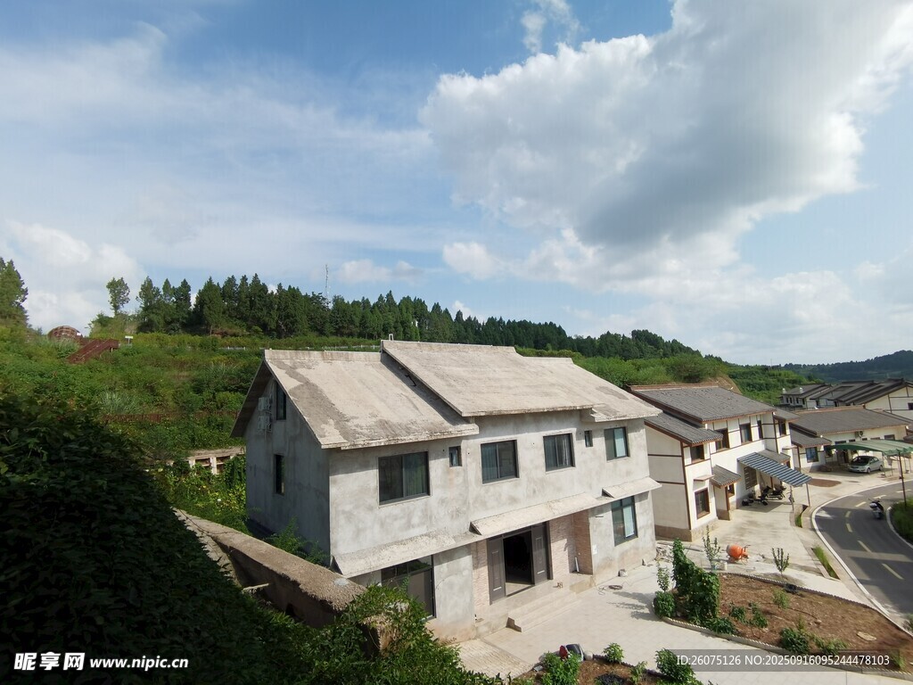 乡村民居青山环绕的家园