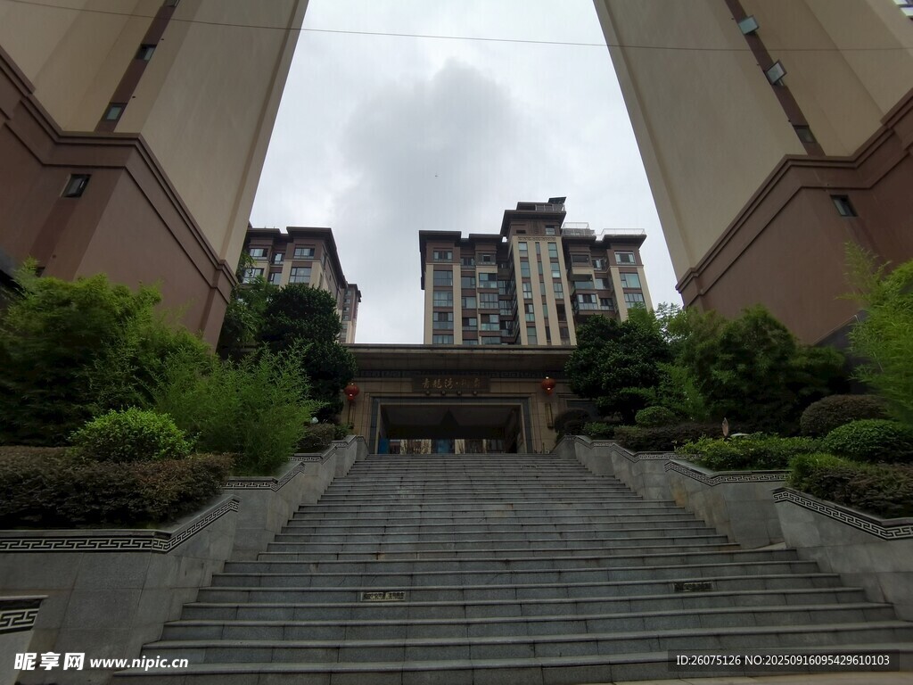 高层住宅前的阶梯景观