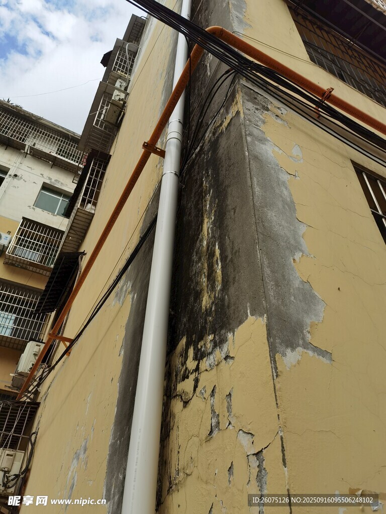 老旧墙面与管道景象