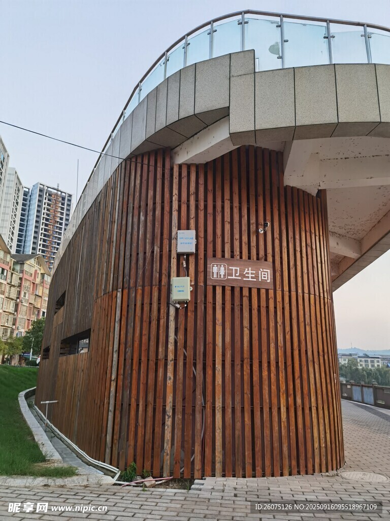 现代风格木质弧形建筑