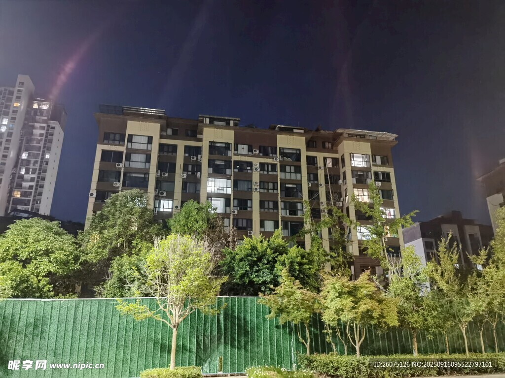 夜晚中的现代住宅小区