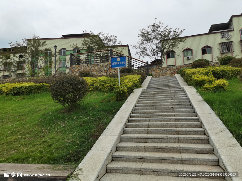 校园石阶通往多彩建筑