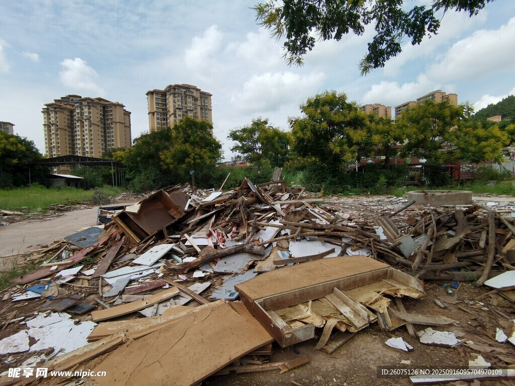 废墟场景周边建筑与绿植