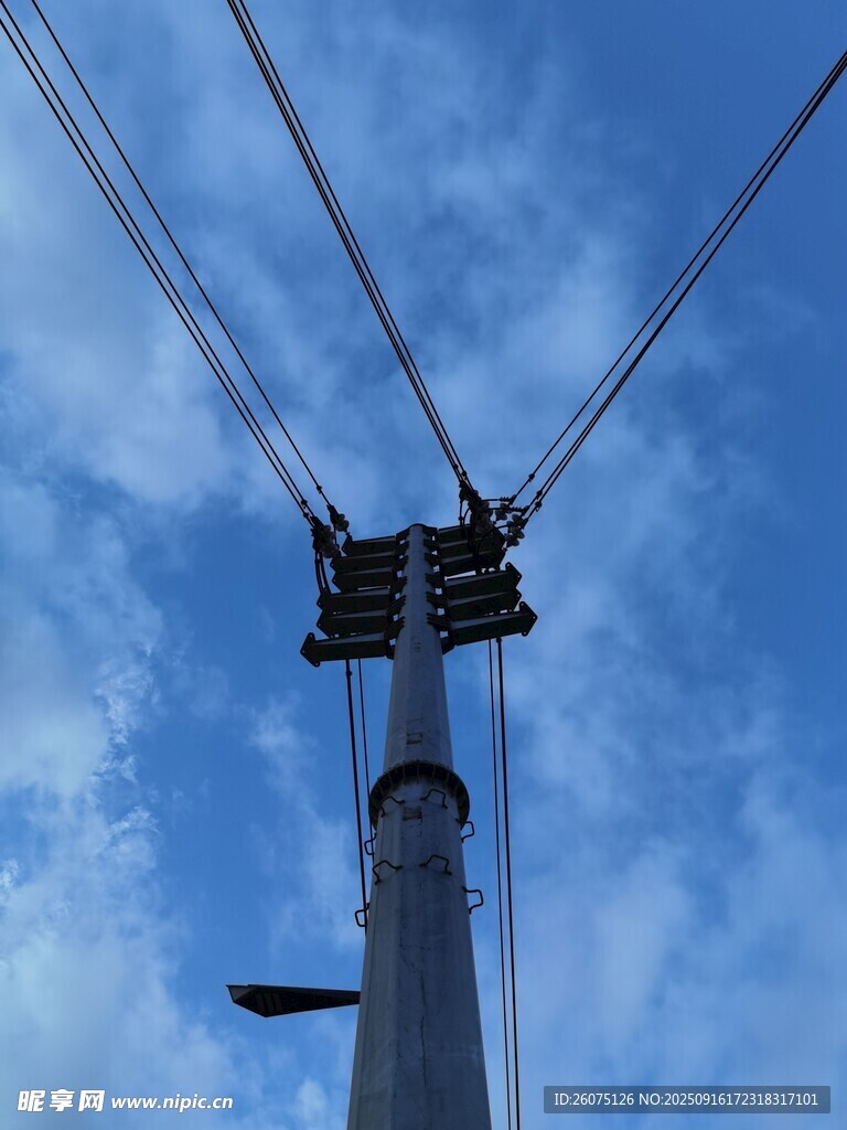 高空缆车支架与蓝天白云