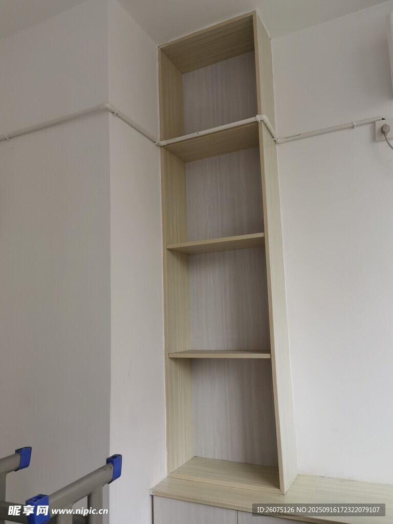 空荡室内的简约置物架