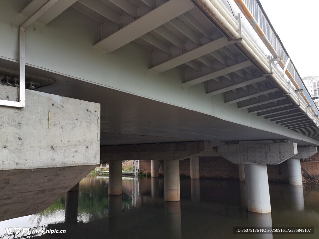 城市桥梁底部结构景观