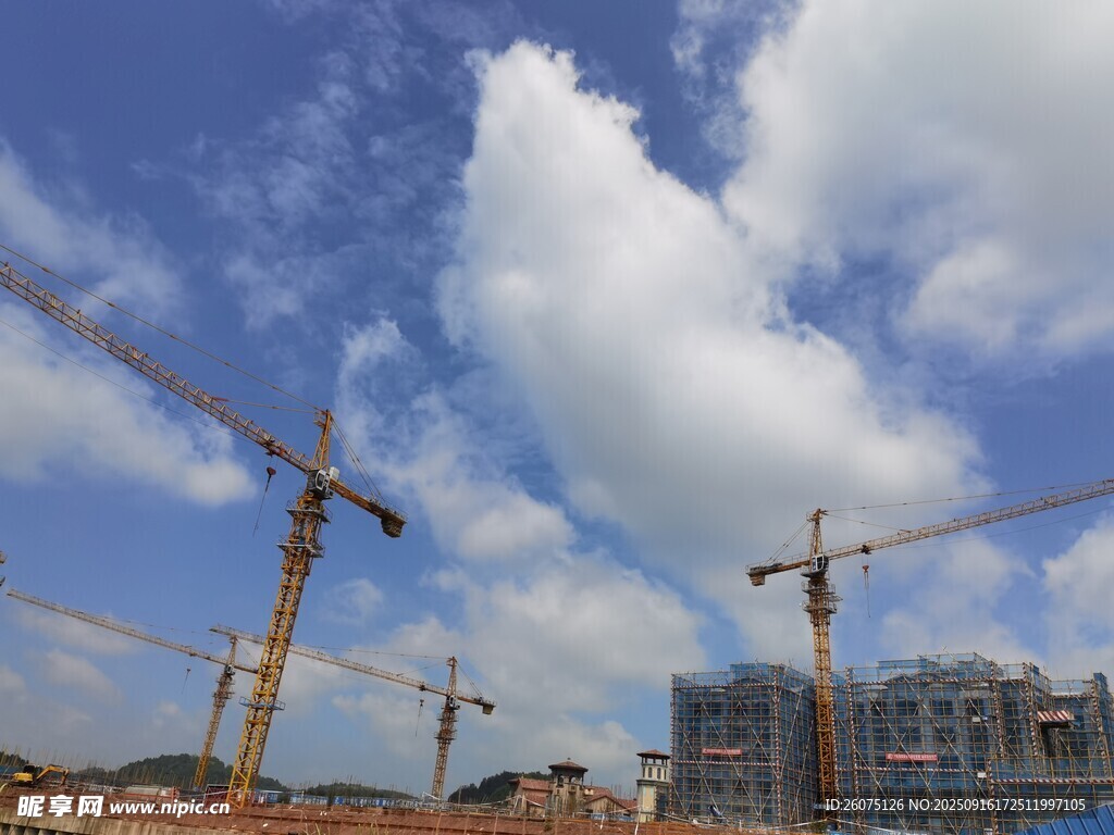 工地塔吊林立建设场景