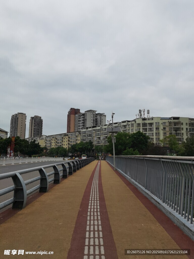城市中的沿河步道景观