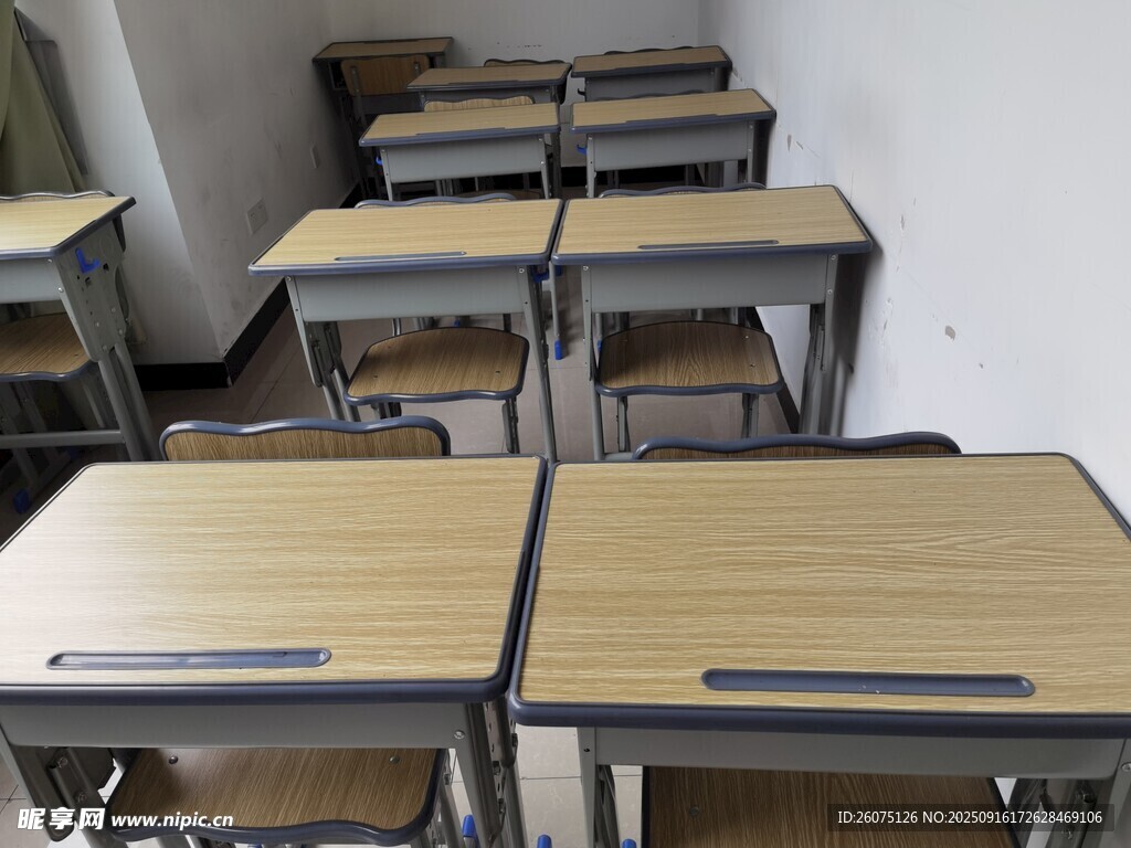 教室中的整齐课桌椅