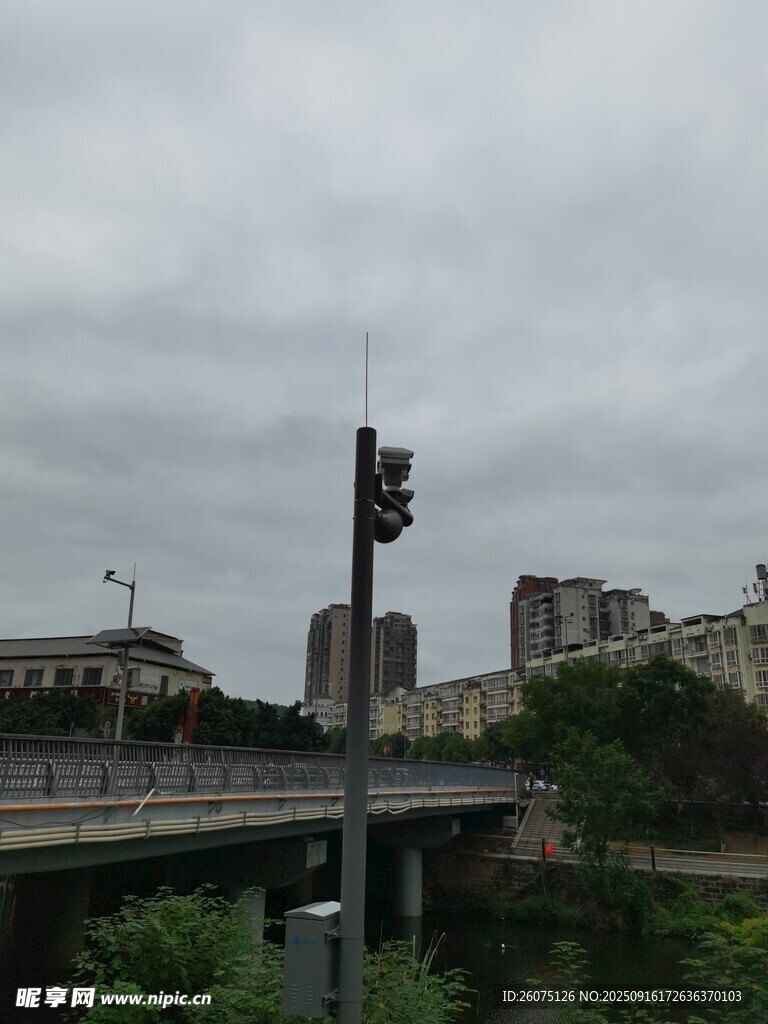城市高架桥与交通信号灯