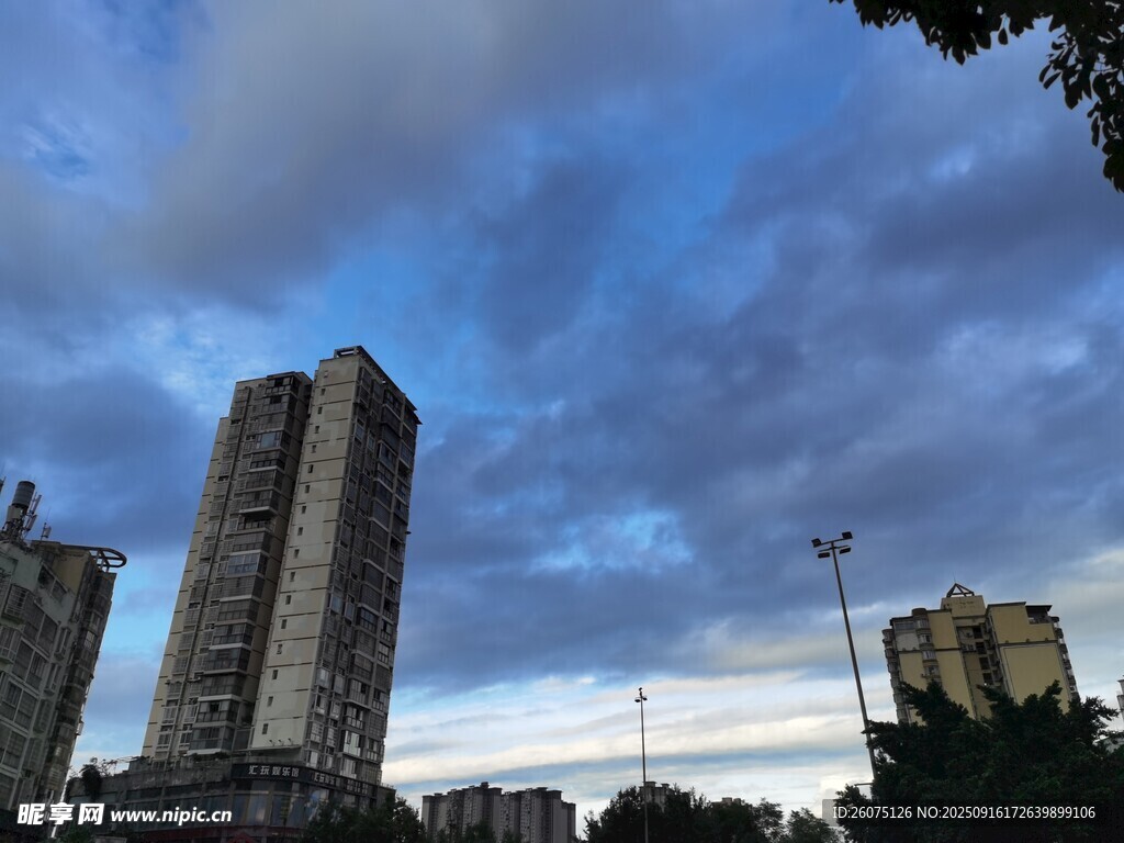城市高楼与天空景致