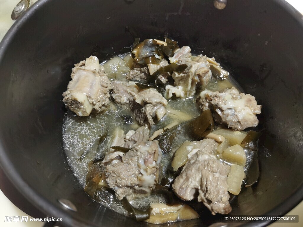 锅中炖煮的排骨与食材
