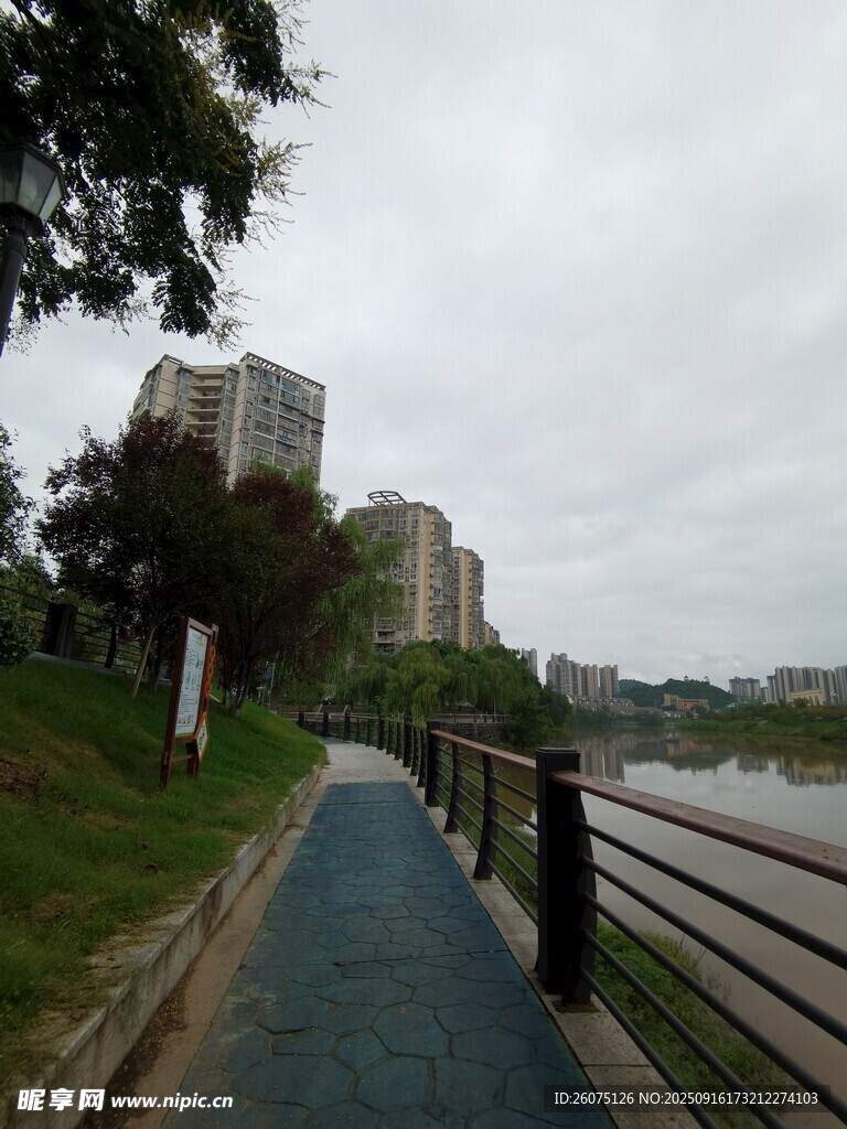 河边步道风景