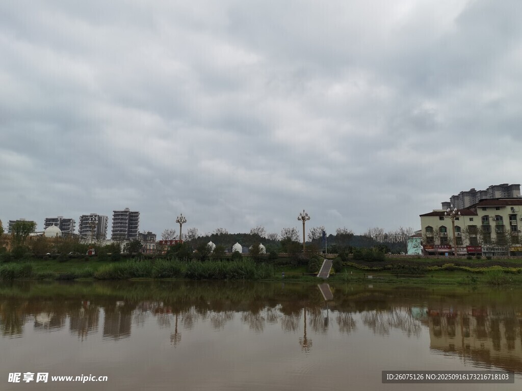 城市湖畔风景