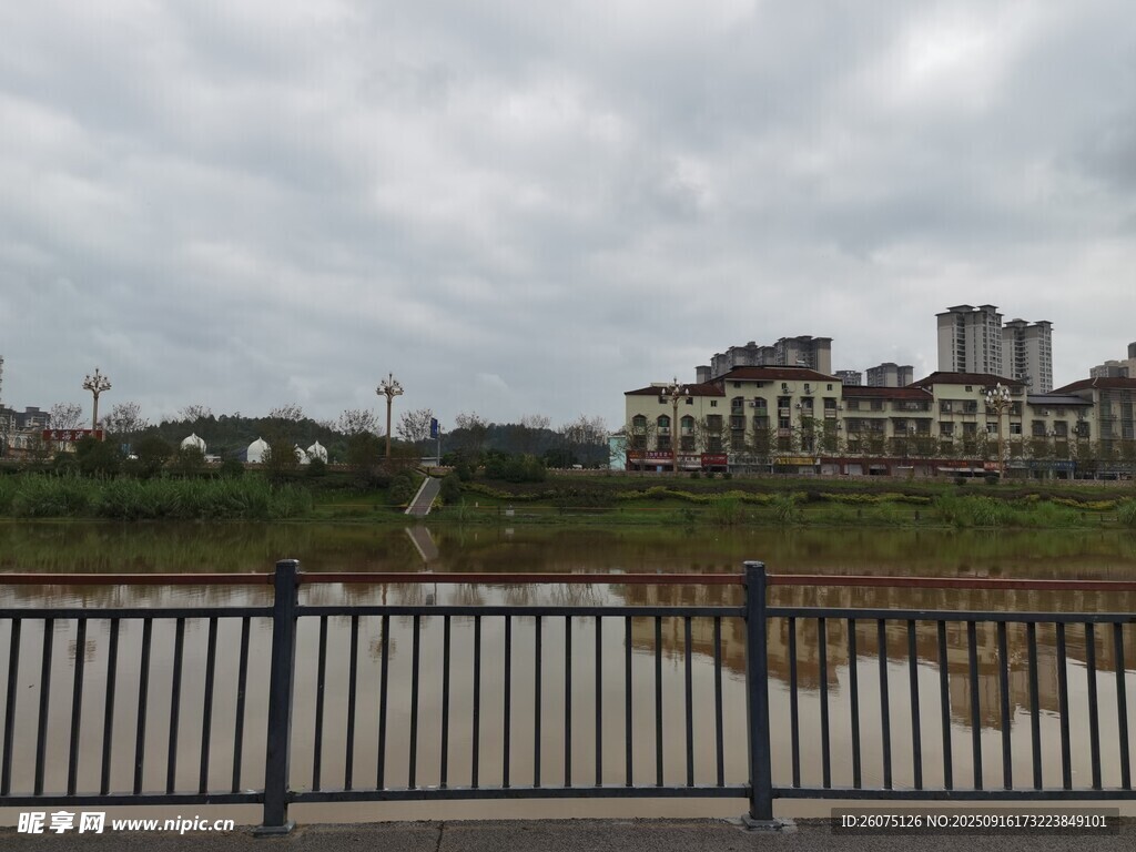 河畔楼宇景观