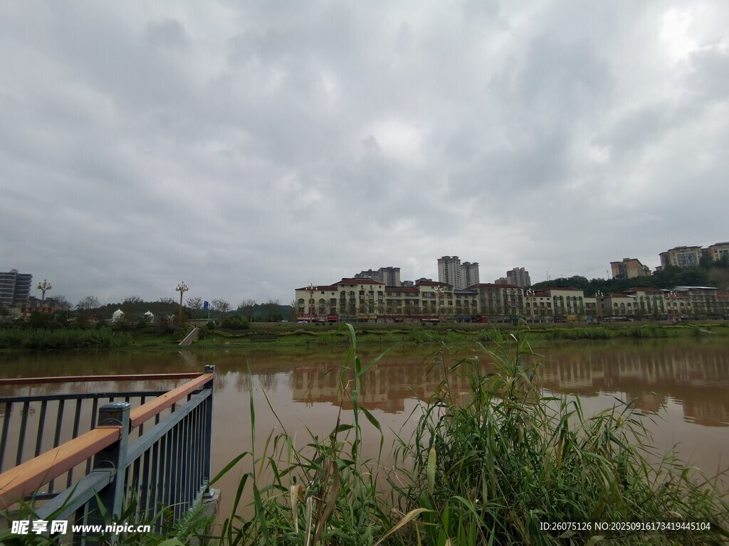 湖畔风景远处楼宇隐于云下