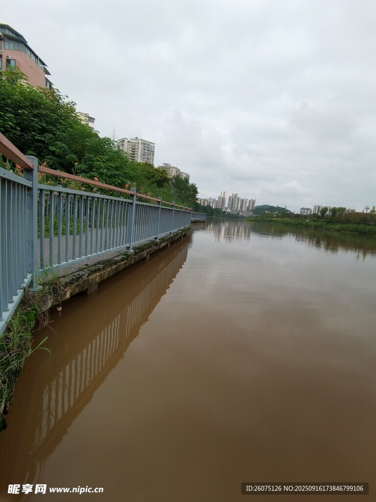 河边浑浊河水与围栏景象