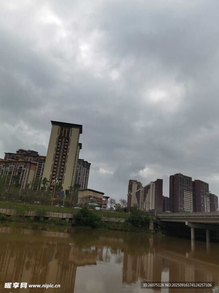 河畔城市景观阴云密布