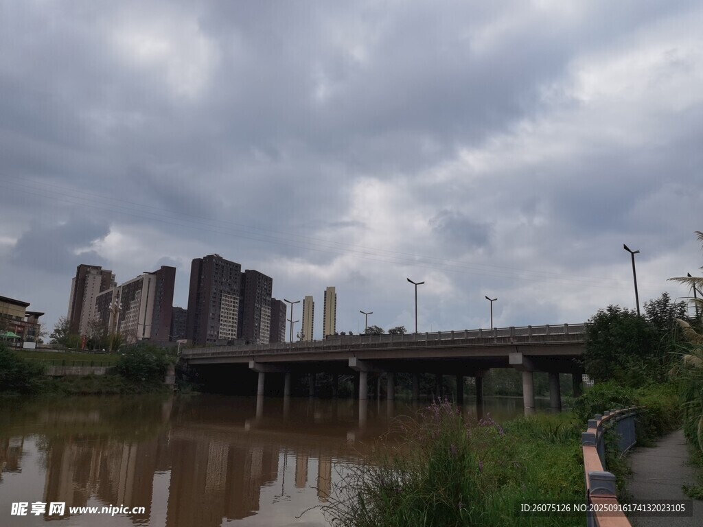 城市河畔桥梁与阴沉天空