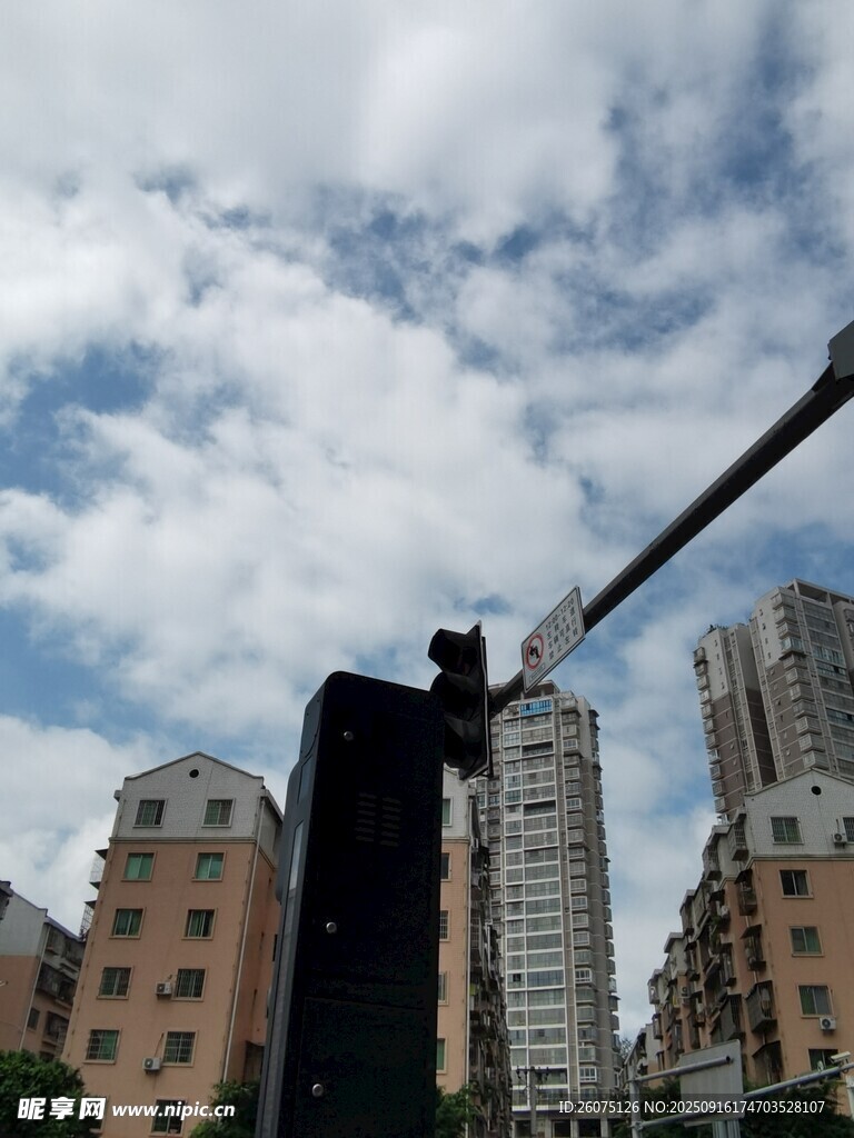 城市高楼间的摄影设备