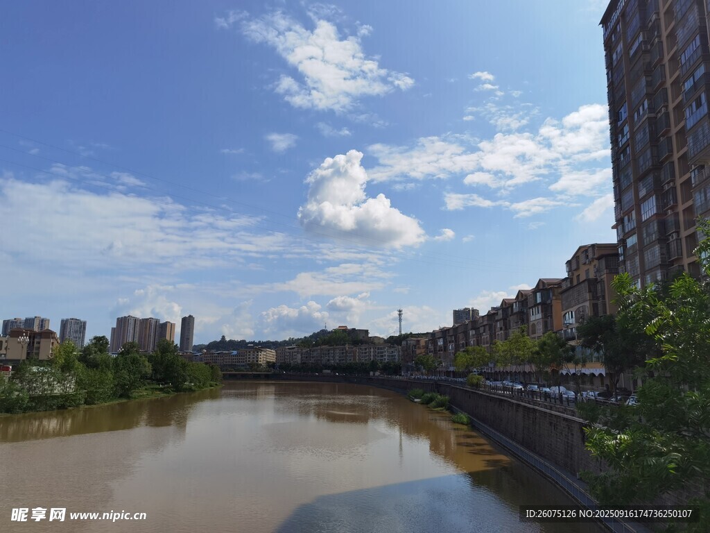 城市河畔风光