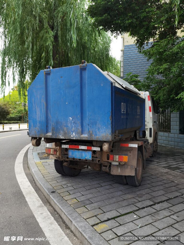 蓝色垃圾清运车停在路边