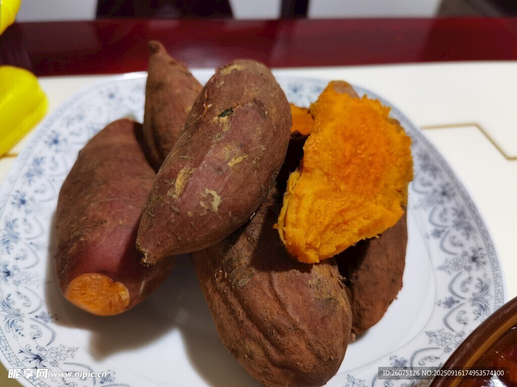 美味烤红薯摆放在盘中