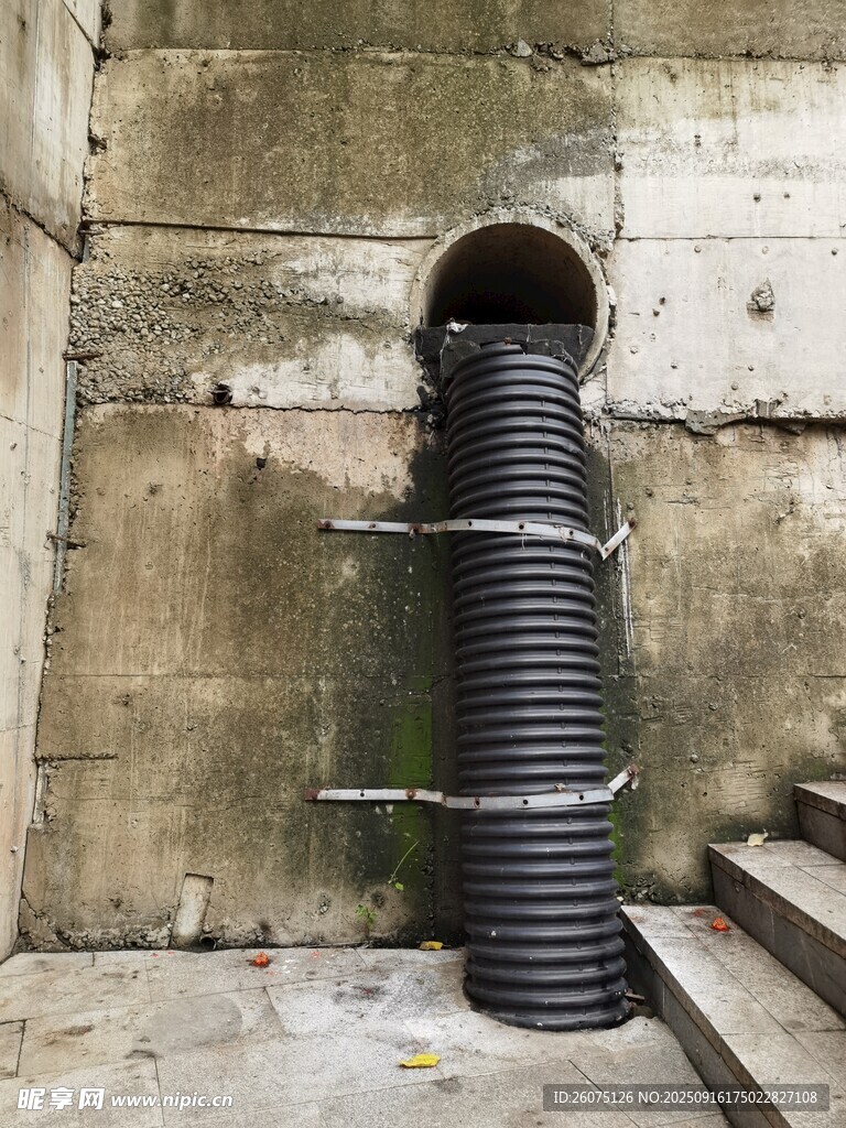 黑色波纹排水管靠墙堆放
