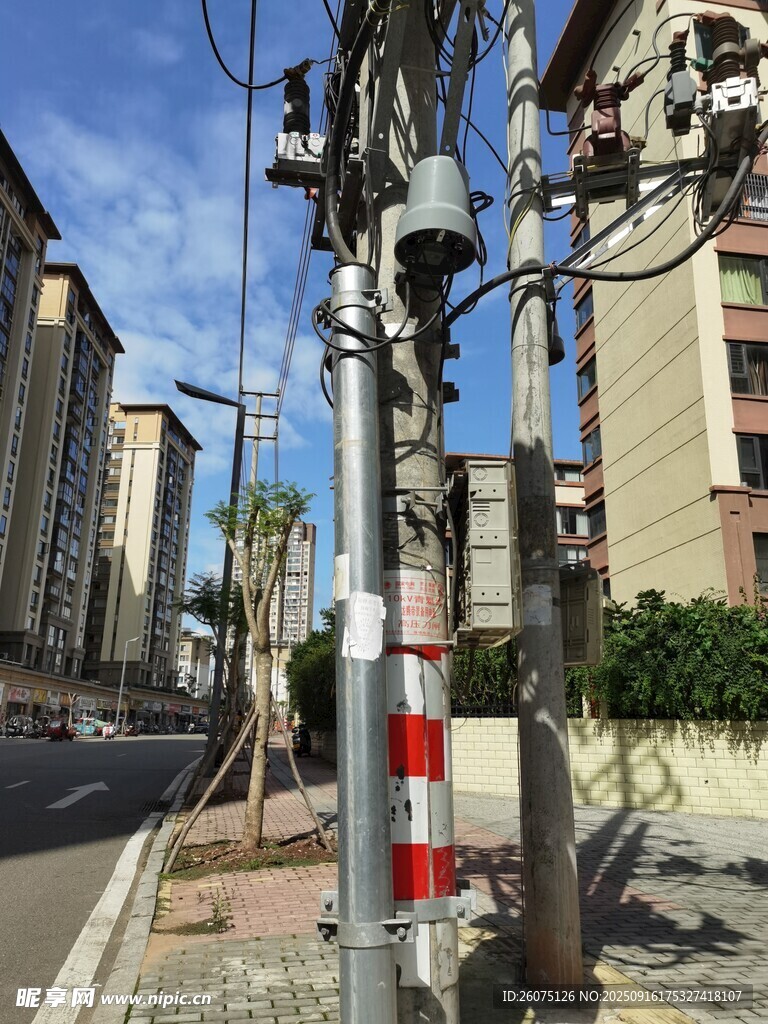 街道旁的电线杆设施