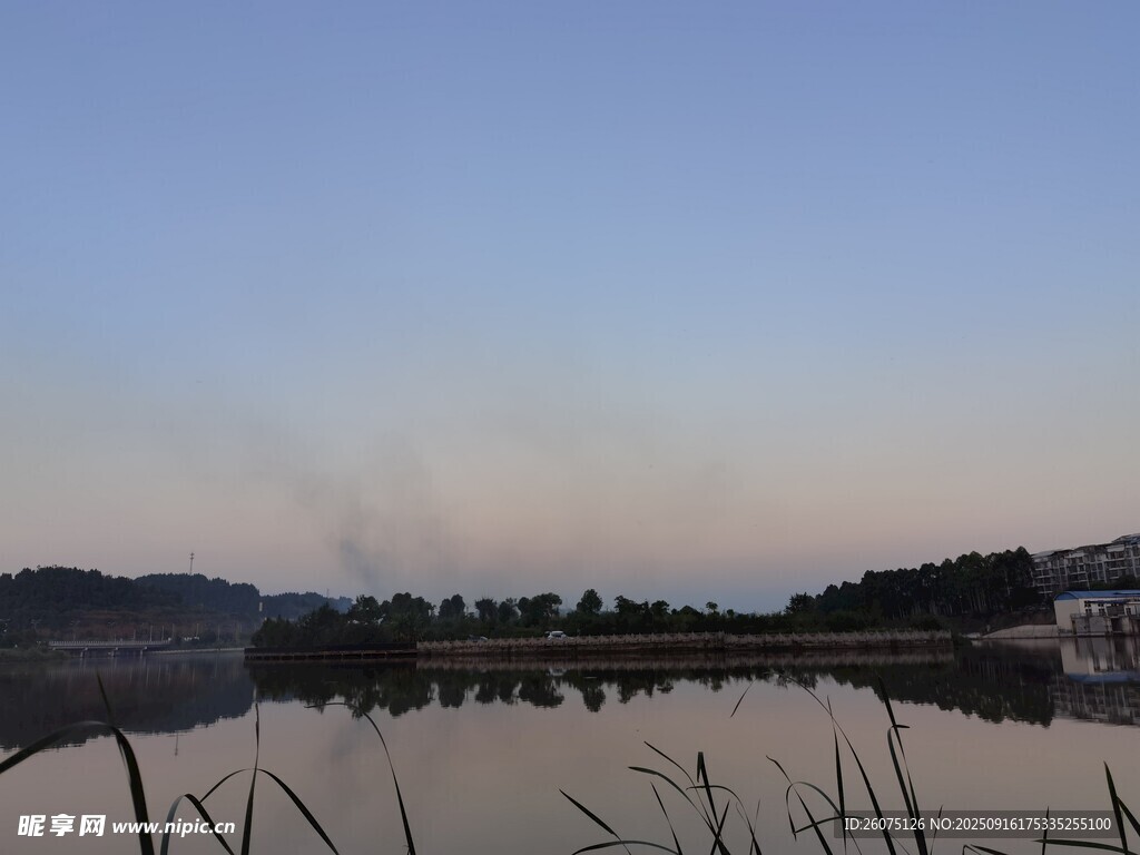 湖畔黄昏美景