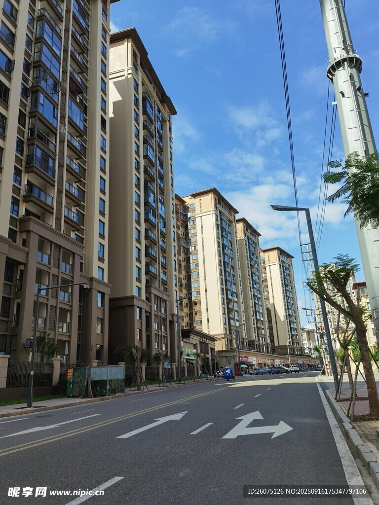 城市街道旁的高层住宅区