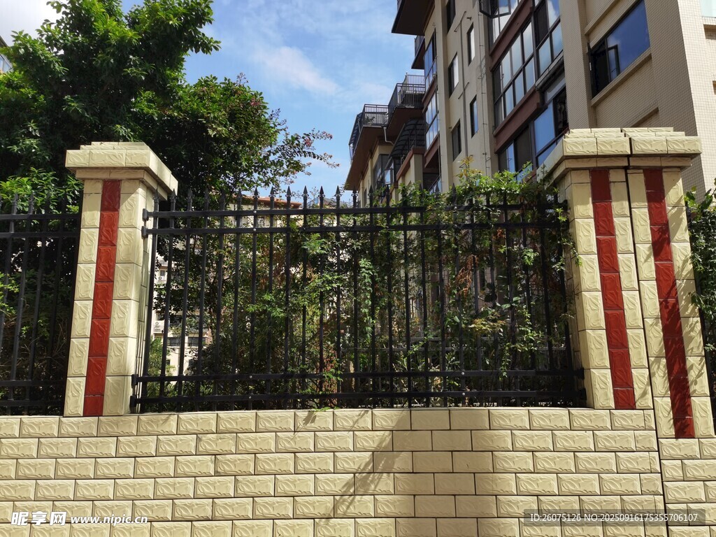 铁艺围栏搭配砖砌墙景观