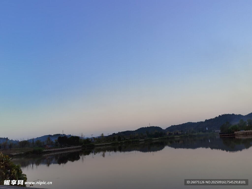 宁静湖畔的美丽黄昏景色