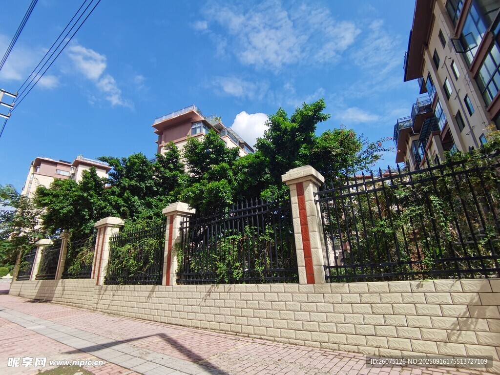 庭院外的砖石围栏与绿植