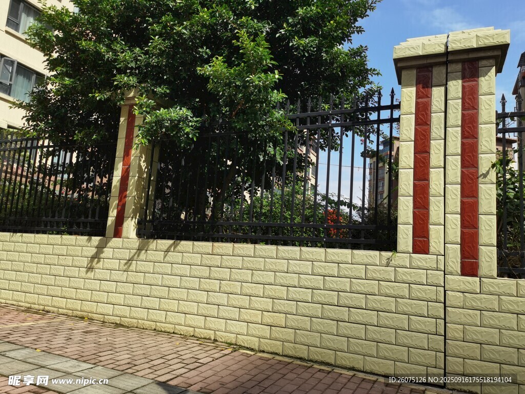 砖砌围墙配金属栏杆景观