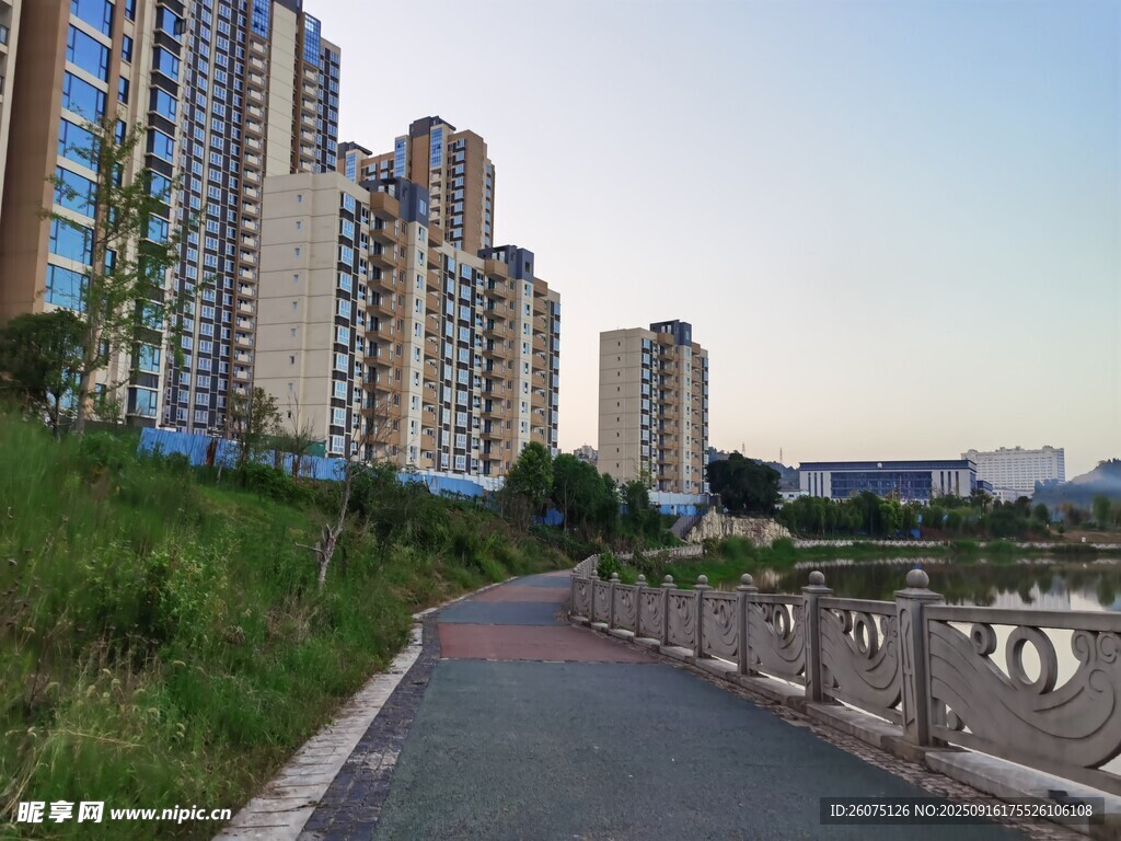 城市河畔的宁静道路风景