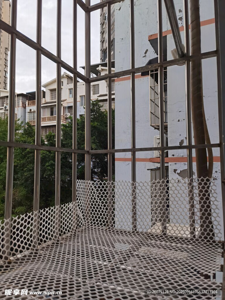 金属网格围栏内的户外场景