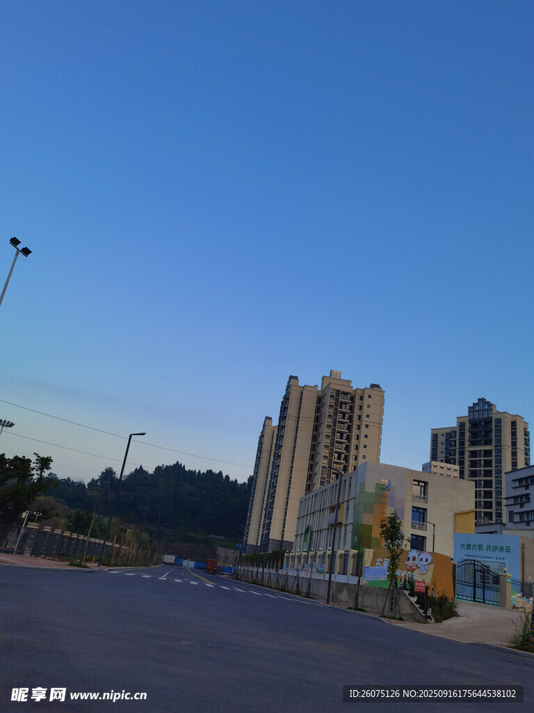 城市道路旁的高楼景观