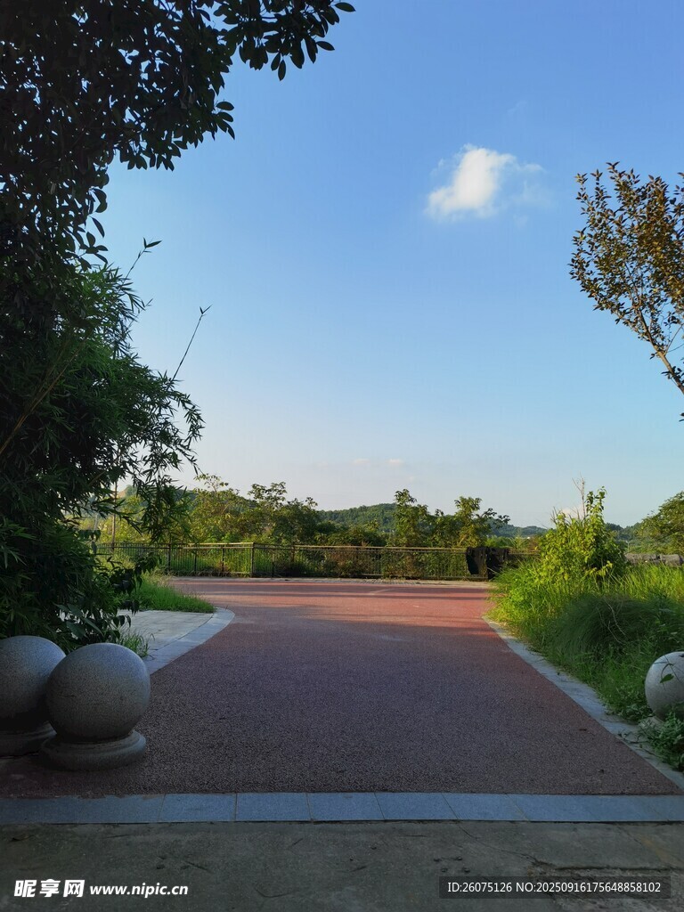 户外宁静的红砖步道景观