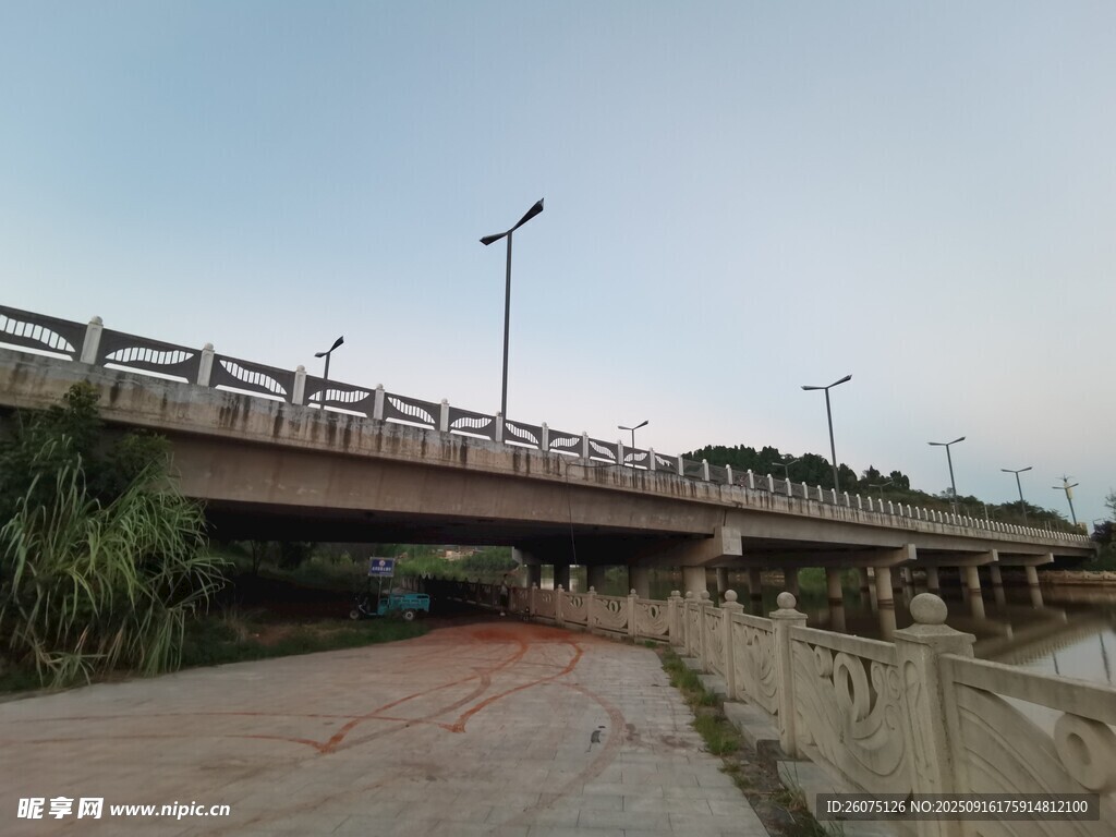 河边桥梁及周边道路景象